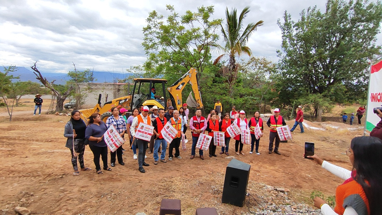 Banderazo de obra en la colonia 20 de Noviembre, de la cabecera municipal de Coxcatlán