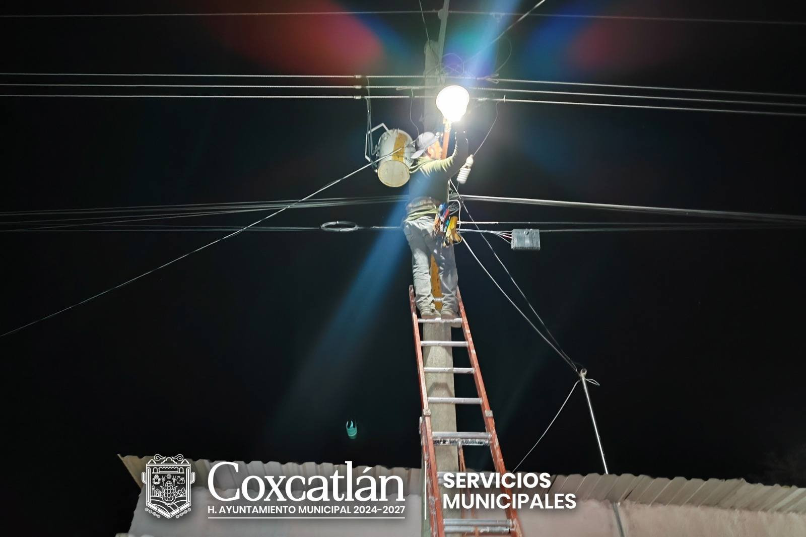 CAMBIO DE LUMINARIAS EN LA COLONIA EMILIANO ZAPATA DE LA CABECERA MUNICIPAL